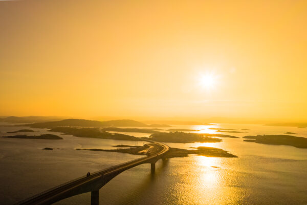 En bro i solnedgång