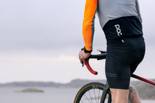 Gravel cyklist som blickar ut över havet